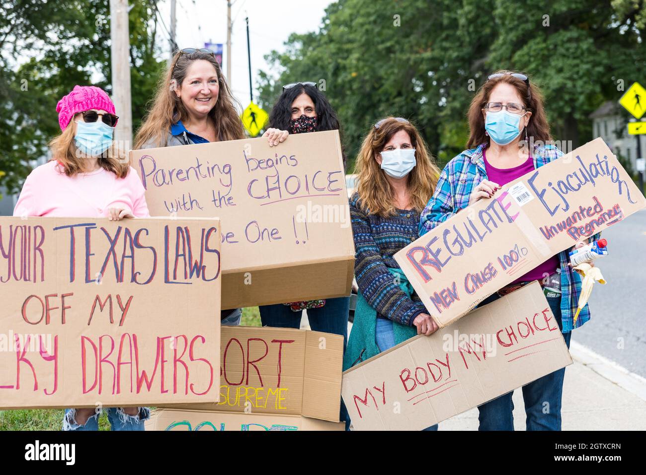 Rassemblement pour la justice en matière d'avortement à l'hôtel de ville. Acton, Massachusetts. 2 octobre 2021. Banque D'Images