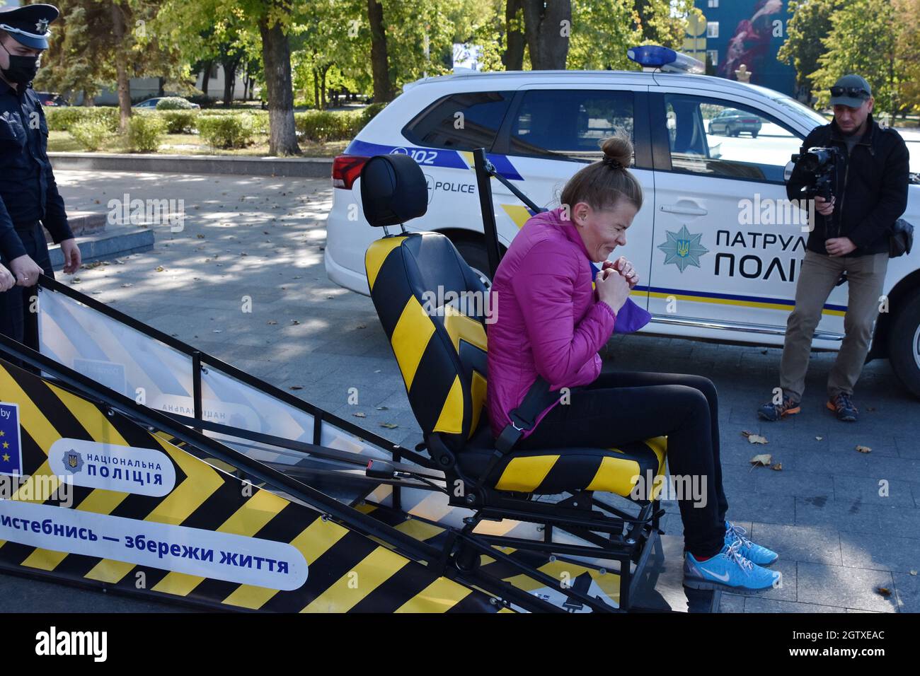 Kramatorsk, Ukraine. 02 octobre 2021. Une femme est vue dans un état de simulation de collision pendant l'essai.les officiers de la police nationale d'Ukraine à Kramatorsk prennent part à une initiative de sécurité routière, la campagne «boucle - ne vous terrifier pas» en Ukraine. Il vise à sensibiliser le public au risque de blessures et de décès causés par la négligence de l'utilisation de la ceinture de sécurité et à encourager les Ukrainiens à boucler leur ceinture de sécurité lors de la conduite dans une voiture, même si les passagers sont assis à l'arrière. (Photo par Andriy Andriyenko/SOPA Images/Sipa USA) crédit: SIPA USA/Alay Live News Banque D'Images