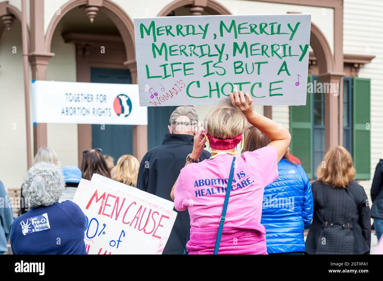 Rassemblement pour la justice en matière d'avortement à l'hôtel de ville. Acton, Massachusetts. 2 octobre 2021. Banque D'Images