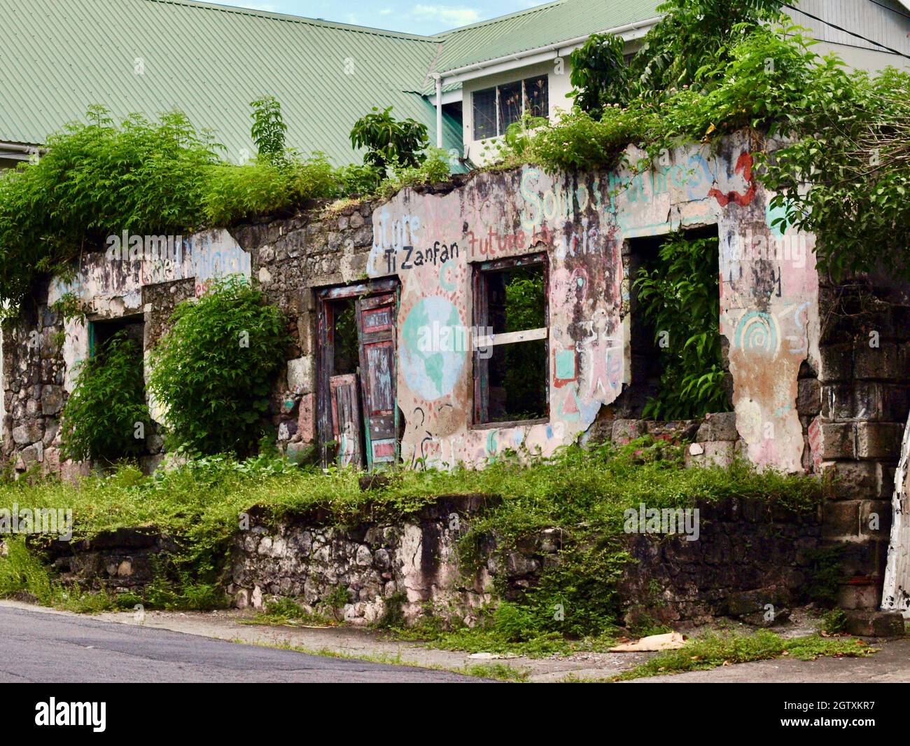 Un bâtiment abandonné et abandonné à Roseau, la capitale de la Dominique Banque D'Images