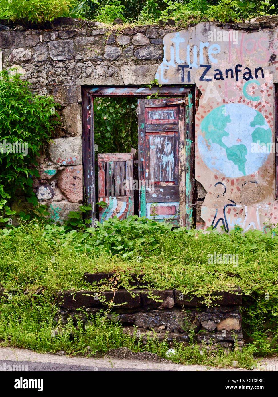 Un bâtiment abandonné et abandonné à Roseau, la capitale de la Dominique Banque D'Images