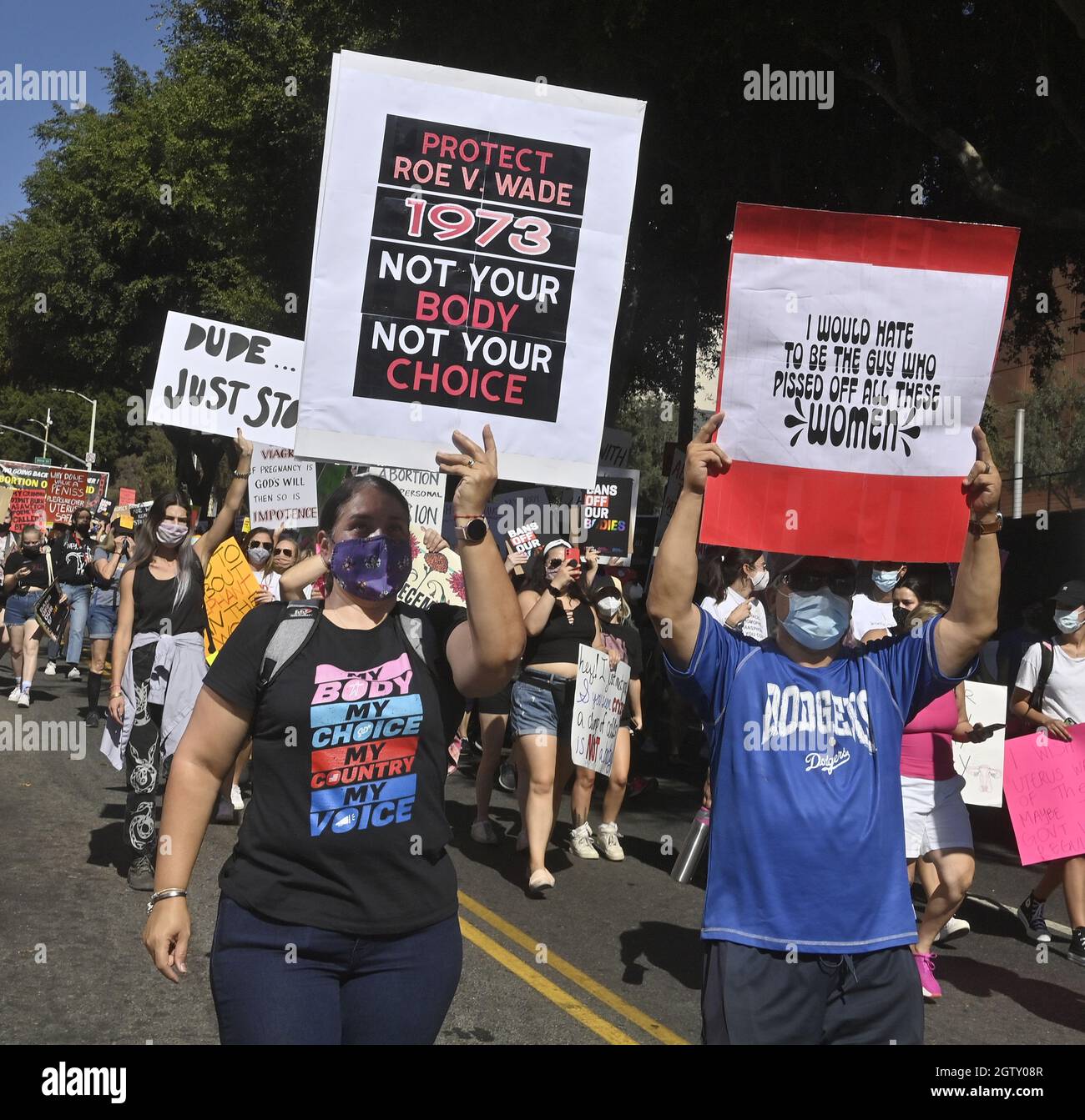Los Angeles, États-Unis. 02 octobre 2021. Aujourd'hui, des milliers de personnes s'emlancent dans les rues du centre-ville de Los Angeles et d'autres endroits autour du sud pour soutenir les droits en matière de reproduction, dans le cadre d'une série nationale de manifestations contre l'interdiction quasi totale de l'avortement au Texas, le samedi 1er octobre 2021. La Women's March Foundation a tenu sa marche officielle à Washington, DC, avec plus de 600 « marches sinistres » planifiées à l'échelle nationale. Photo de Jim Ruymen/UPI crédit: UPI/Alay Live News Banque D'Images