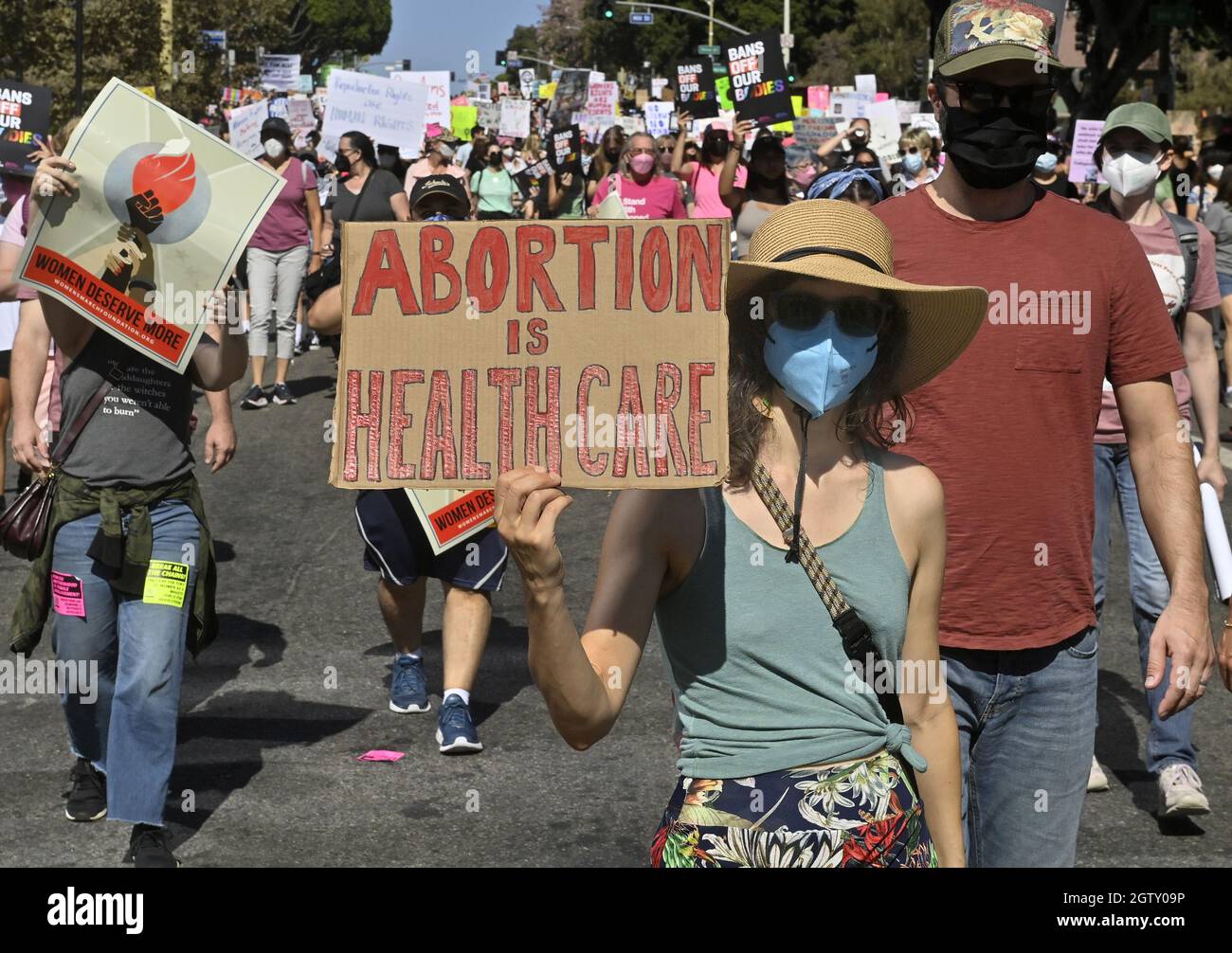 Los Angeles, États-Unis. 02 octobre 2021. Aujourd'hui, des milliers de personnes s'emlancent dans les rues du centre-ville de Los Angeles et d'autres endroits autour du sud pour soutenir les droits en matière de reproduction, dans le cadre d'une série nationale de manifestations contre l'interdiction quasi totale de l'avortement au Texas, le samedi 1er octobre 2021. La Women's March Foundation a tenu sa marche officielle à Washington, DC, avec plus de 600 « marches sinistres » planifiées à l'échelle nationale. Photo de Jim Ruymen/UPI crédit: UPI/Alay Live News Banque D'Images