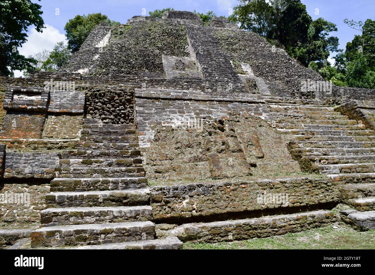 Gros plan sur le côté gauche du Temple supérieur à Lamanai. Banque D'Images
