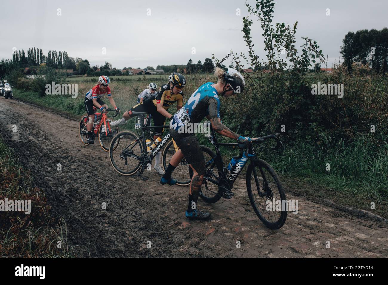2 octobre 2021, Paris&#x2013;Roubaix Cyclisme Tour, la toute première édition féminine de Paris Roubaix qui est célèbre pour son parcours inégal de pavés. Les coureurs reviennent sur les vélos après leurs chutes Banque D'Images