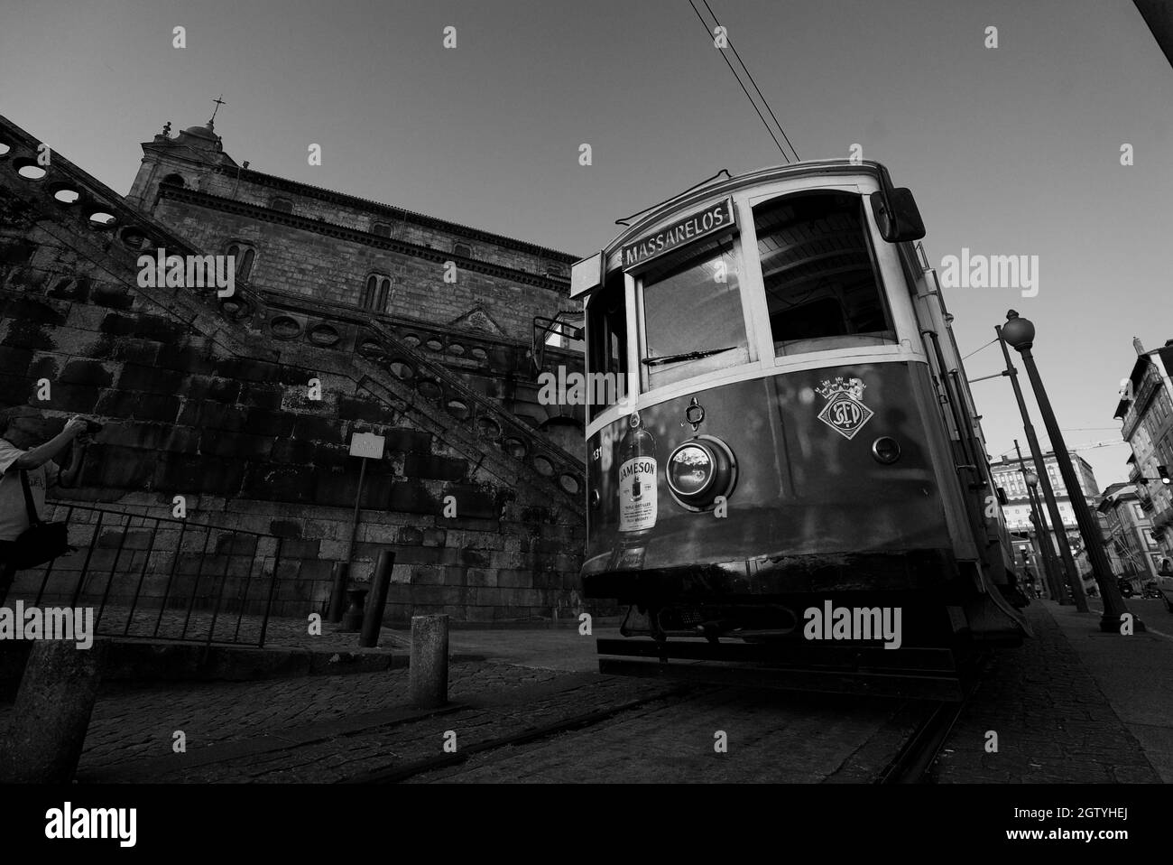 Le tramway historique à Porto, Portugal. Un tramway traversant les rues de Porto, en direction de Massarelos. Photo noir et blanc de Porto. Banque D'Images