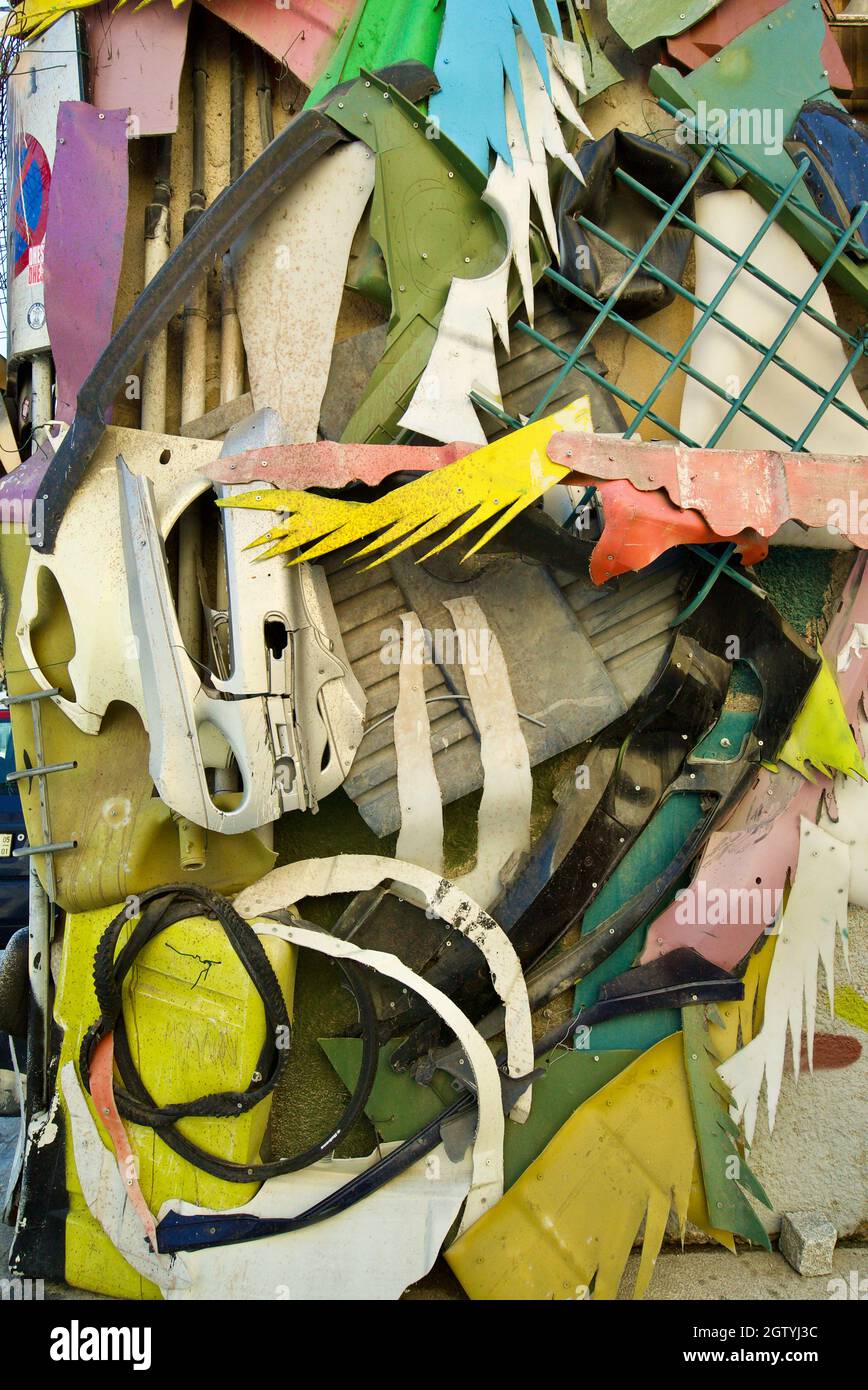 Half Rabbit de Bordalo II, une vue rapprochée de la litière utilisée dans l'installation d'art de rue à Porto, Portugal. Banque D'Images
