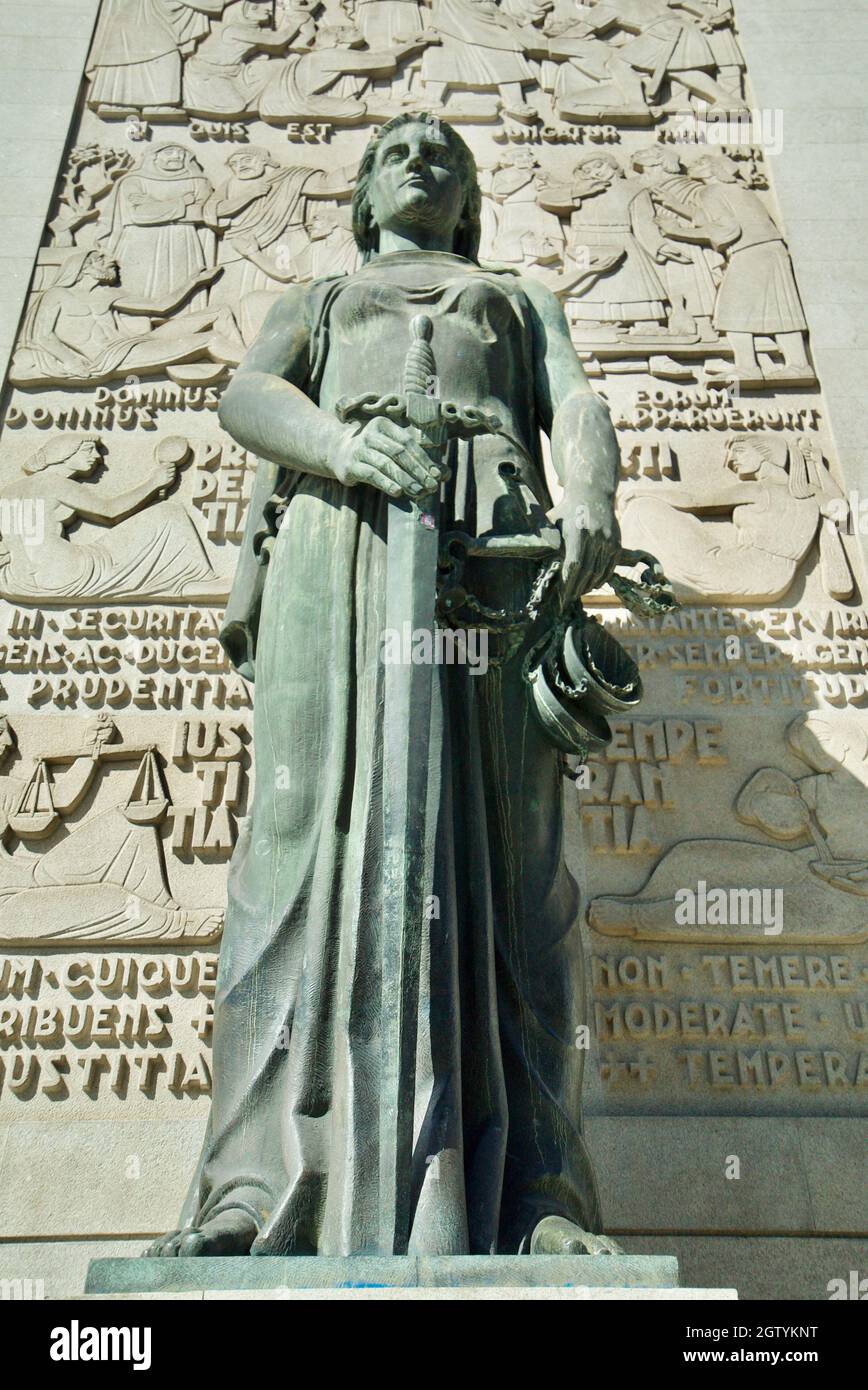 Statue de la Dame de Justice (Justicia) aux cours de droit de Porto, Portugal. Une statue de bronze de la déesse Themis, représentant la Justice. Leopoldo de Almeida. Banque D'Images