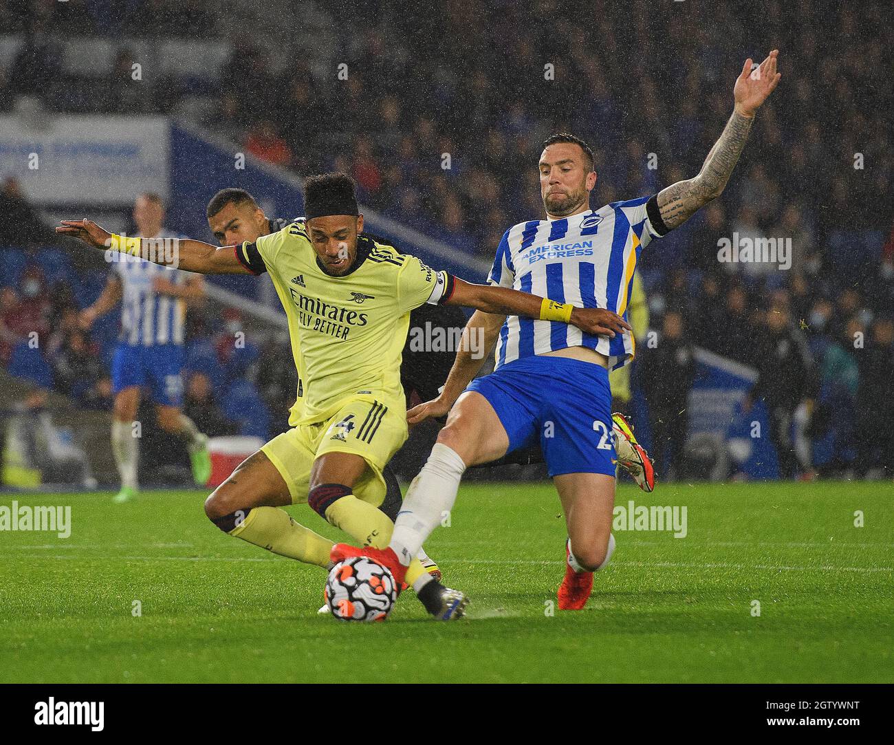 02 octobre 2021 - Brighton et Hove Albion v Arsenal - Premier League - AMEX Stadium Pierre-Emerick Aubameyang d'Arsenal est arrêté par une grande attaque de Shane Duffy lors du match de Premier League au stade AMEX de Brighton. Crédit photo : © Mark pain / Alamy Live News Banque D'Images