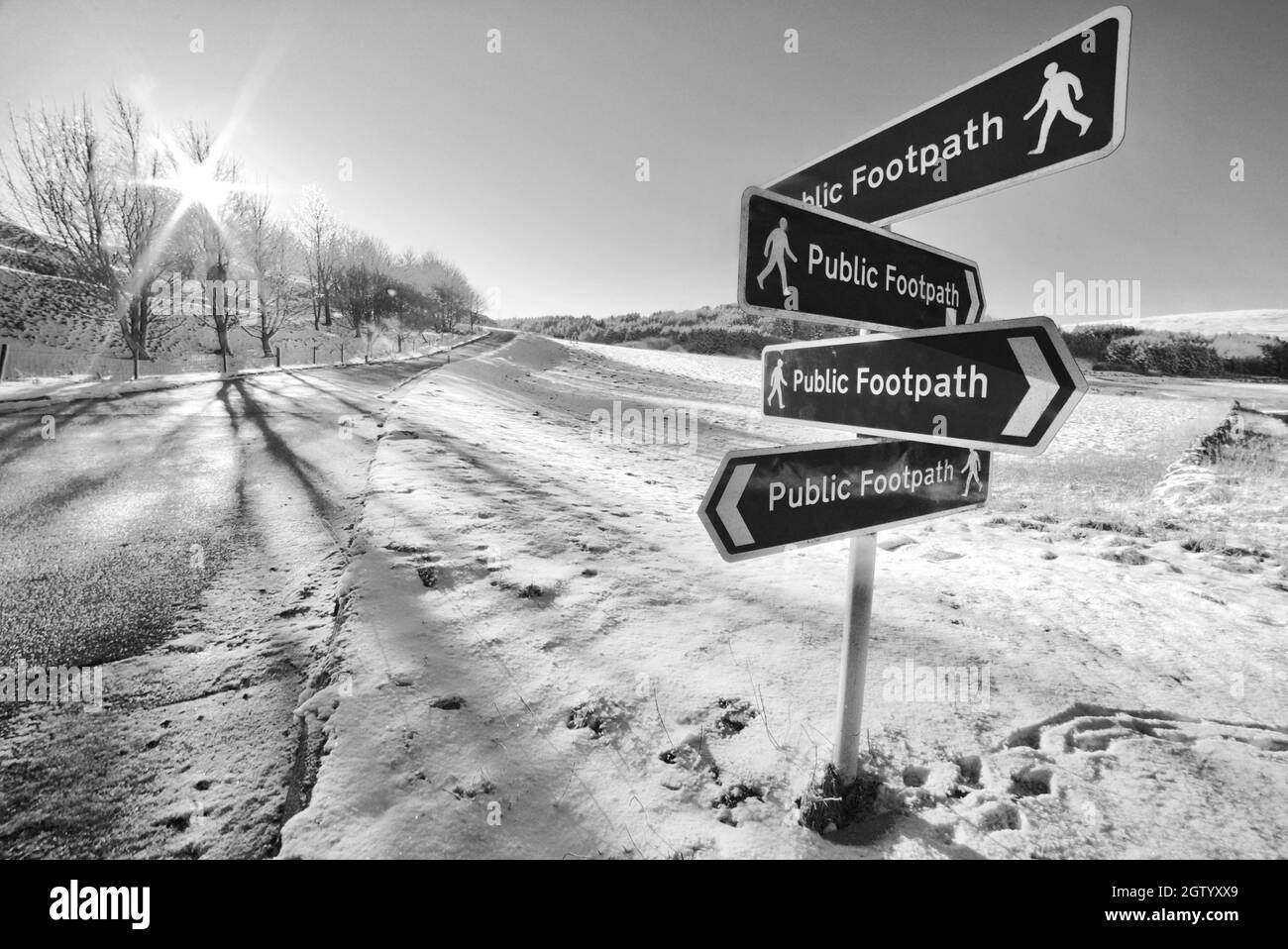 Plusieurs panneaux de signalisation pour les sentiers publics en Angleterre, panneau de sentier public, plusieurs chemins, beaucoup de chemins, différentes options. Banque D'Images