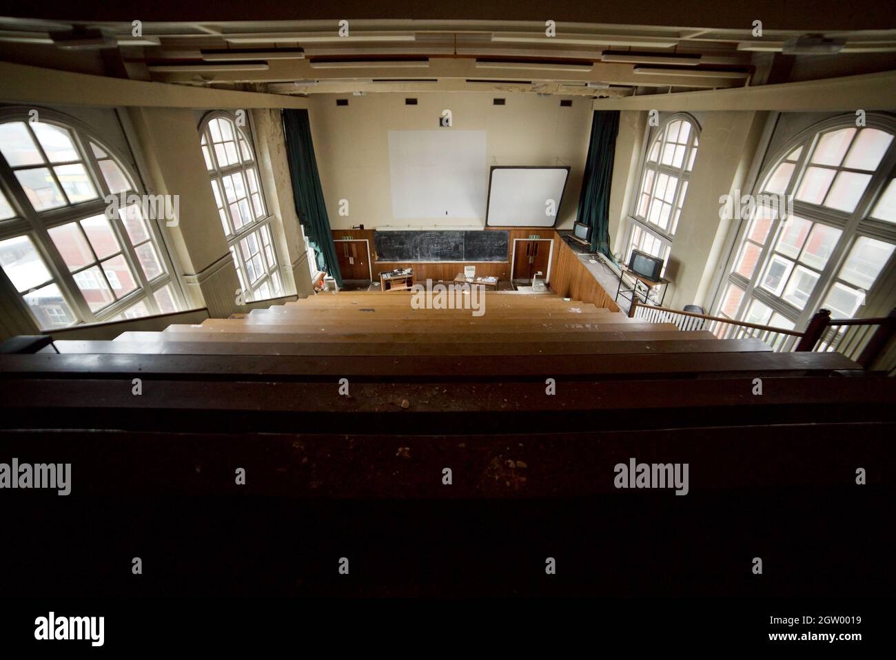 Salle de conférence abandonnée à l'intérieur d'un bâtiment de zoologie désutilisé de l'Université de Liverpool (abandonné/abandonné) (salle de conférence) Banque D'Images