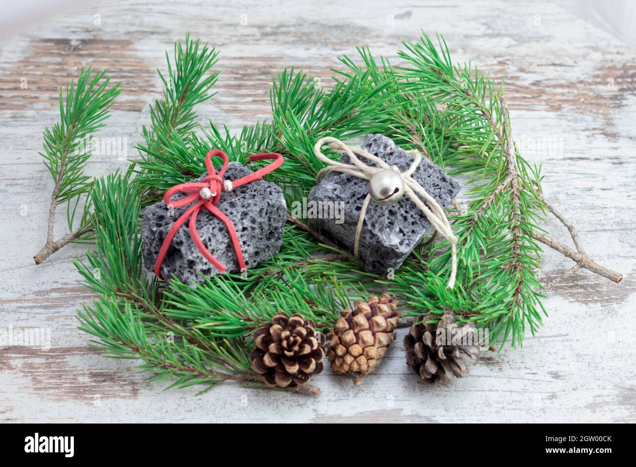 Noël charbon et feuilles de pin, cadeau doux pour les garçons Naughty Photo  Stock - Alamy