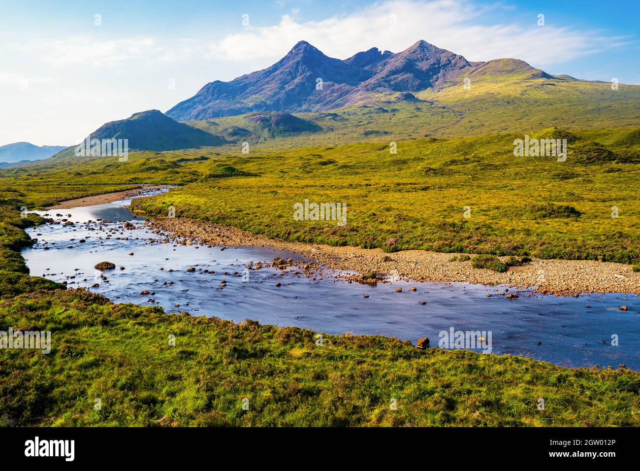 Ile d'Écosse de Skye - Rivière et montagne Banque D'Images