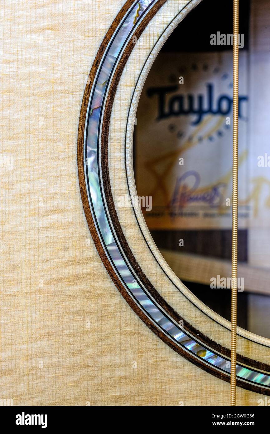 Edge of Sound Hole sur guitare Banque D'Images