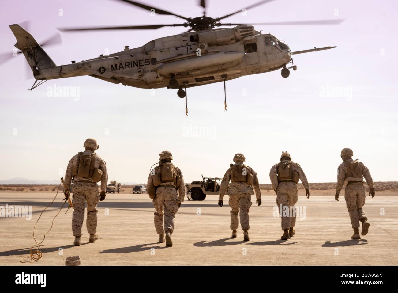 Les Marines des États-Unis, avec le Marine Air support Squadron 3, le combat Logistics Battalion 8 et le Marine Heavy Helicopter Squadron 361, attachés aux marines 3d, effectuent un levage externe d'une équipe de soutien d'hélicoptère d'un véhicule de retransmission à distance pendant l'exercice d'entraînement de niveau de service 1-22 au Marine corps Air Ground combat Center Twentynine Palms, Californie, 29 septembre 2021. Le raffinement des procédures de levage externe permet au-delà de la ligne de vue des missions de grève maritime et de guerre anti-aérienne qui soutiennent directement les futurs concepts opérationnels liés à la conception de la force 2030. (É.-U. Photo du corps marin par Cpl. Juan Carpanzano) Banque D'Images