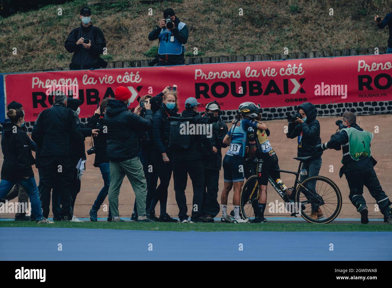 2 octobre 2021 Paris&#x2013;Roubaix.la toute première édition féminine de Paris Roubaix. Lizzy Deignan (GBR) prend la victoire Banque D'Images