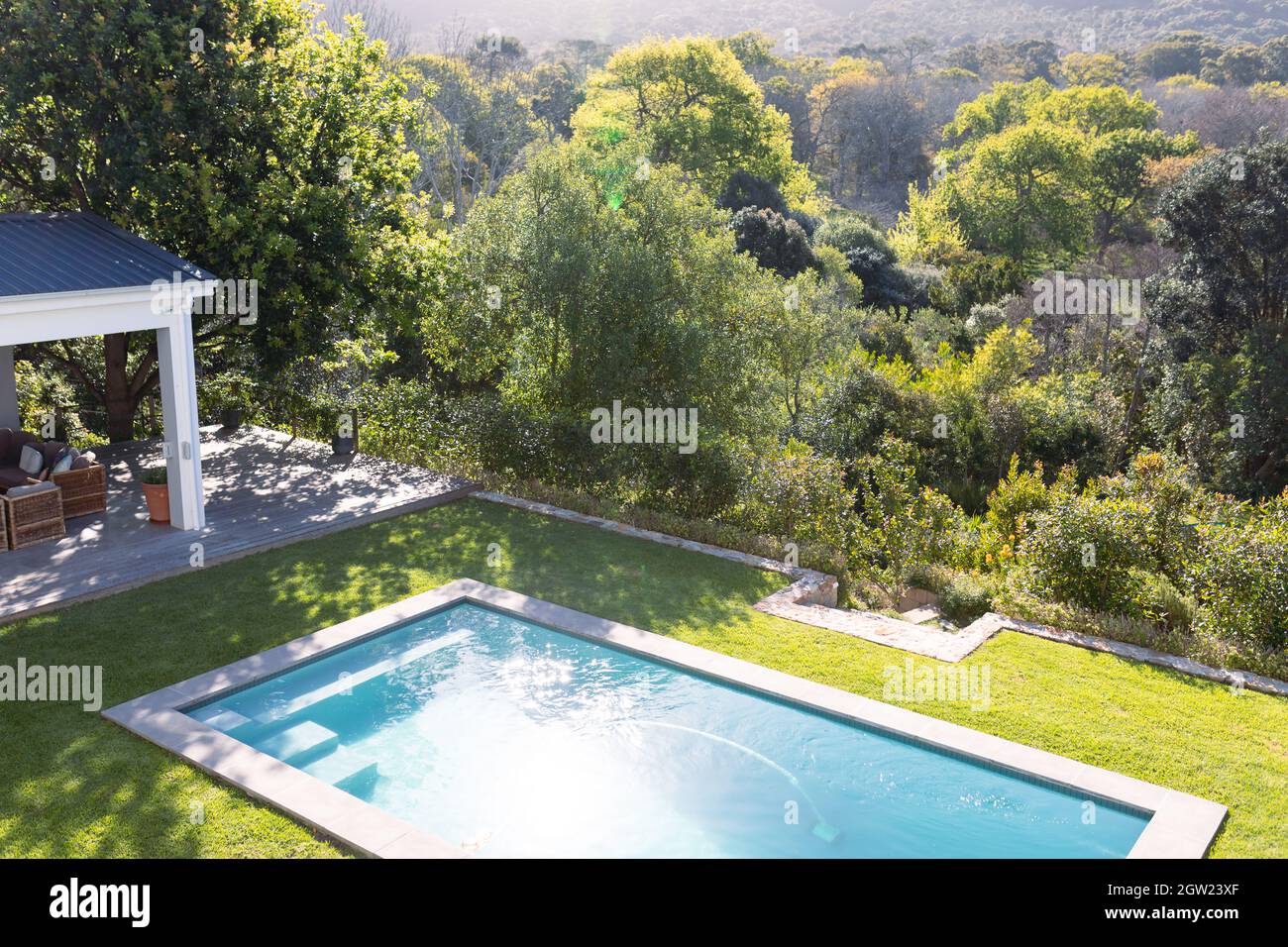 Vue générale sur la propriété privée avec jardin et piscine Banque D'Images