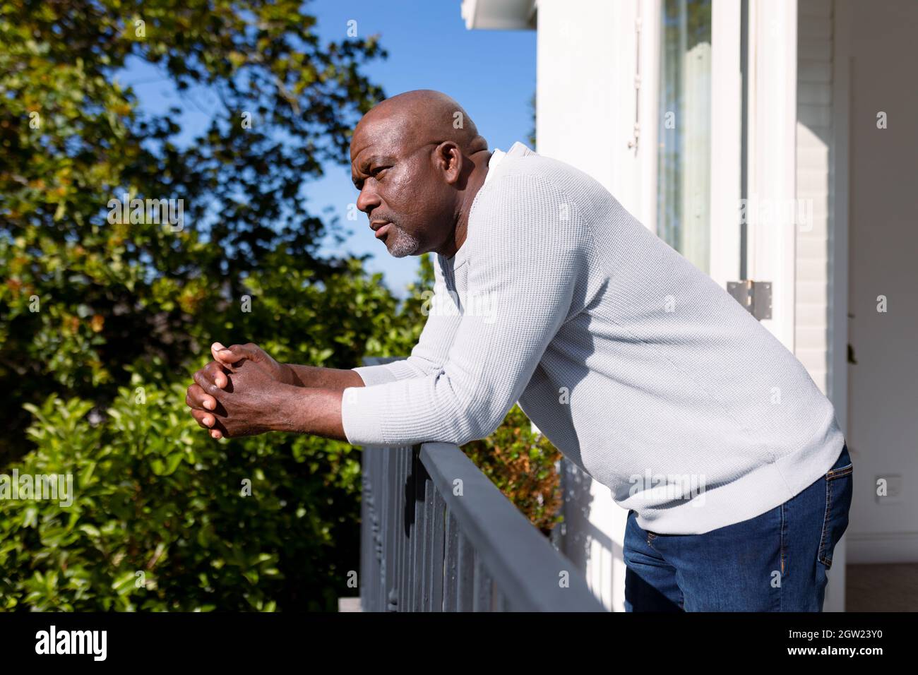 Vue latérale d'un homme senior afro-américain sur un balcon qui donne sur la distance Banque D'Images