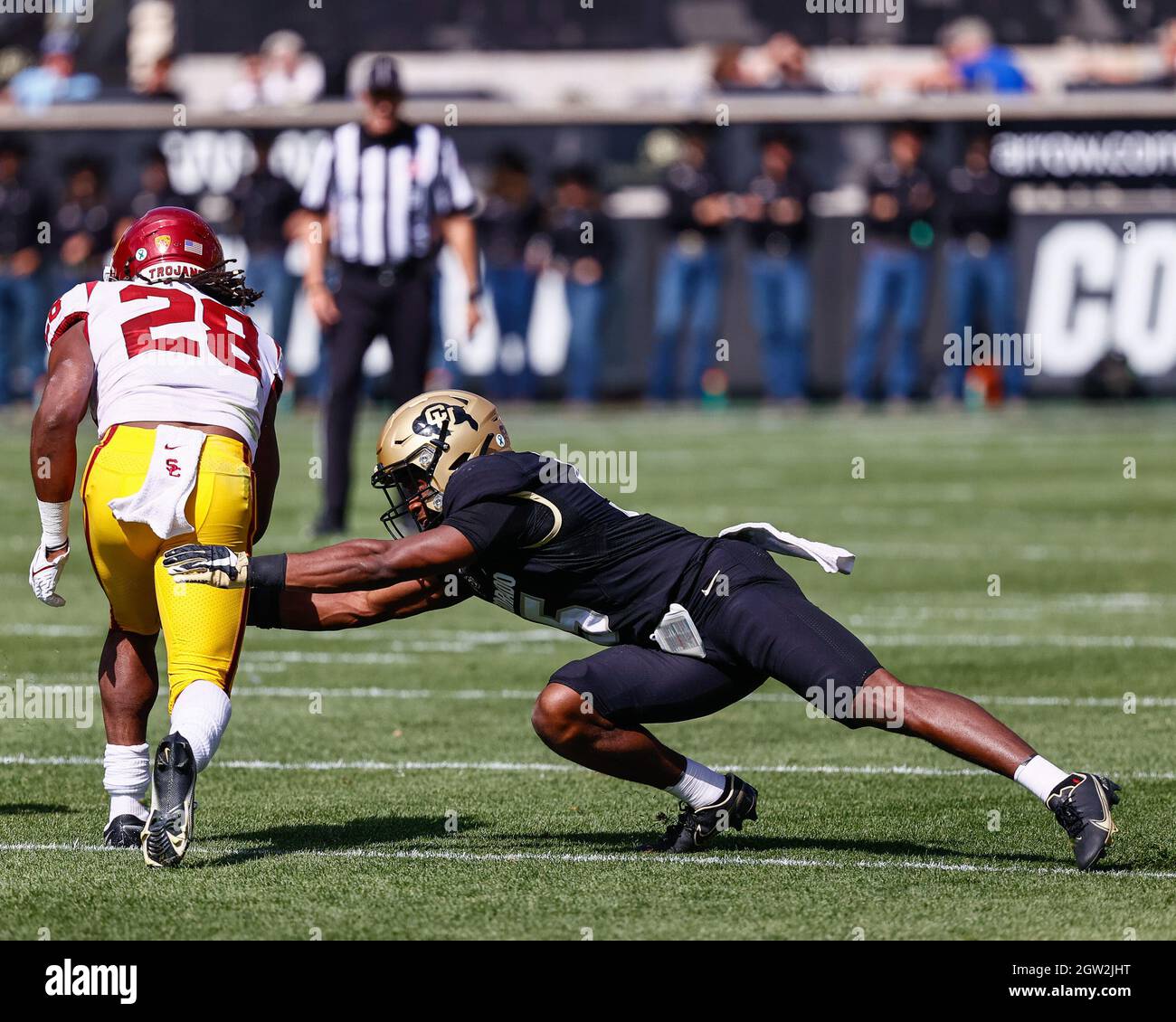 02 octobre 2021: Sécurité des Buffaloes du Colorado Mark Perry (5) fait un travail du juge en chef de la sécurité des chevaux de Troie de l'USC Pollard (28) dans le match de football entre le Colorado et l'USC à Folsom Field à Boulder, CO. Colorado perdu 37-14. Derek Regensburger/CSM. Banque D'Images