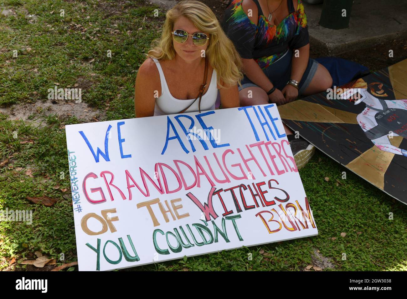 Melbourne, comté de Brevard. Floride. 2 octobre 2021. Après la manifestation des nations sur la droite féminine, un rassemblement et une marche ont eu lieu aujourd'hui dans un parc au bord de la rivière avec une marche à travers le pont de la haute élévation de la rivière Indian. Discours d'invités de premier plan, dont Jennifer Jenkins, membre du conseil scolaire, et Anna Eskamani, représentante à la Maison de la Floride. Crédit photo : Julian Leek/Alay Live News Banque D'Images