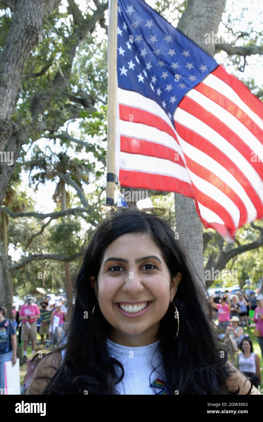 Melbourne, comté de Brevard. Floride. 2 octobre 2021. Après la manifestation des nations sur la droite féminine, un rassemblement et une marche ont eu lieu aujourd'hui dans un parc au bord de la rivière avec une marche à travers le pont de la haute élévation de la rivière Indian. Discours d'invités de premier plan, dont Jennifer Jenkins, membre du conseil scolaire, et Anna Eskamani, représentante à la Maison de la Floride. Crédit photo : Julian Leek/Alay Live News Banque D'Images