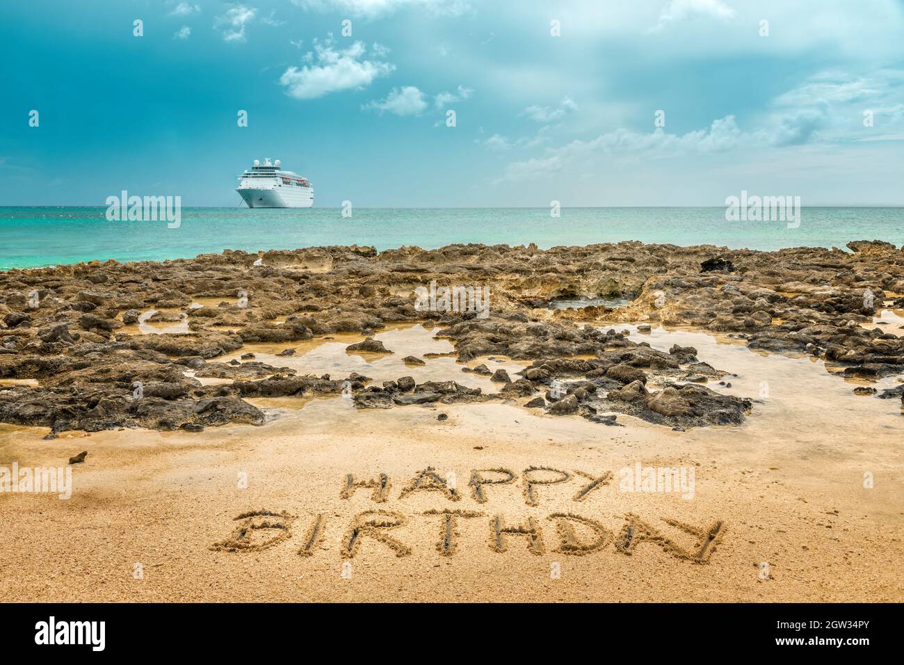 Joyeux Anniversaire Ecrit A La Main Sur La Plage De Sable Au Bord De L Ocean Avec Un Bateau De Croisiere En Arriere Plan Photo Stock Alamy