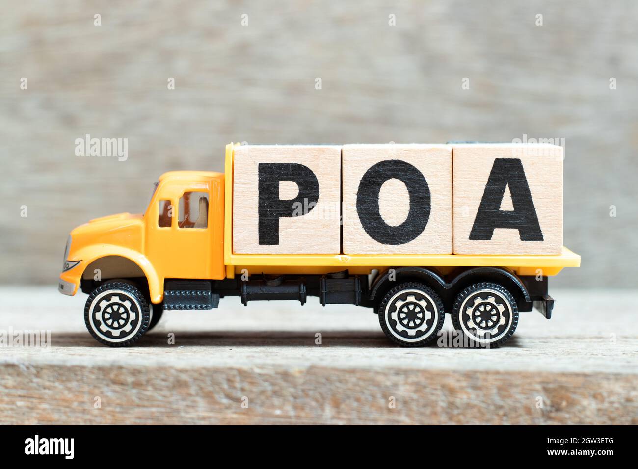 Jouet camion tenir un bloc alphabétique dans le mot POA (Abbreviation du plan d'action, procuration, période de disponibilité ou payé à l'arrivée) sur woo Banque D'Images