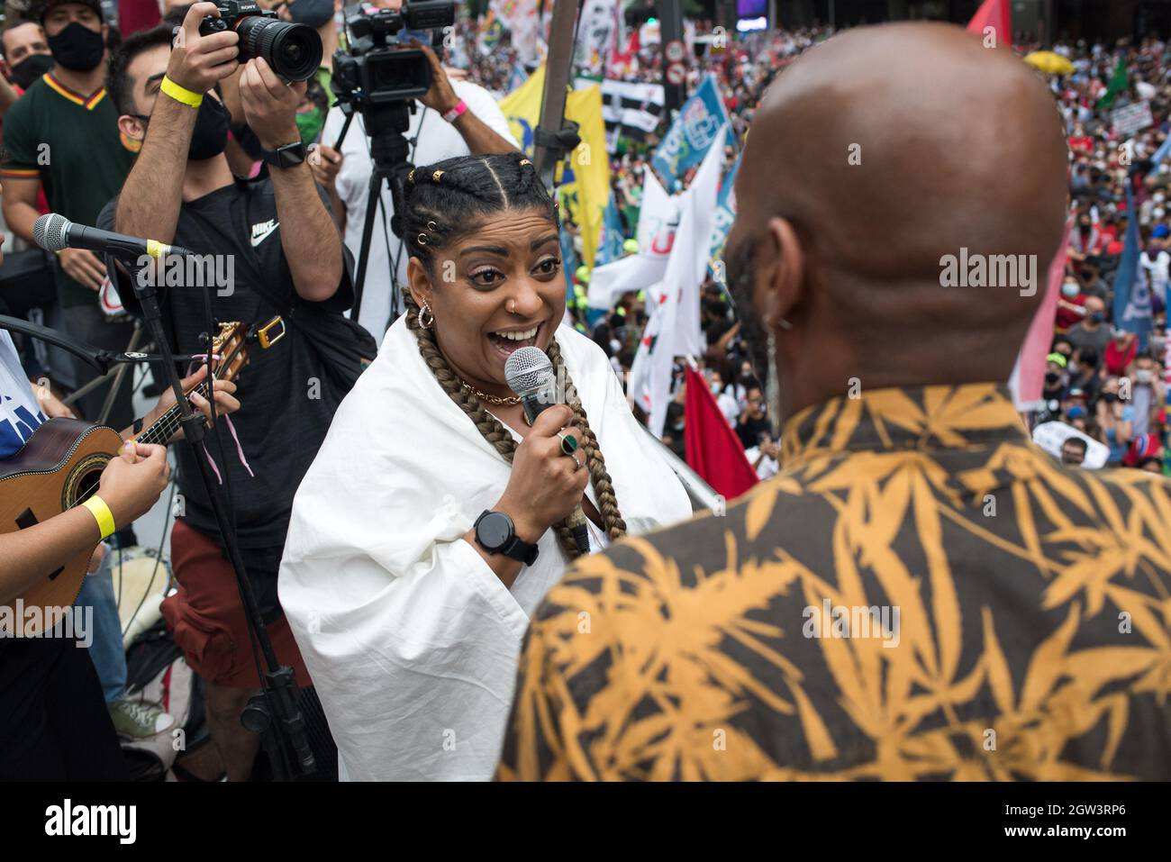 SÃO PAULO, SP - 02.10.2021: MANIFESTAÇÃO CONTRA BOLSONARO SP - manifestation contre le Président Jair Bolsonaro (pas de parti) a rassemblé plusieurs mouvements de la gauche brésilienne sur l'Avenida Paulista, ce samedi 2 octobre 2021. Sur la photo, chanteurs pendant la manifestation. (Photo: Vincent Bosson/Fotoarena) Banque D'Images