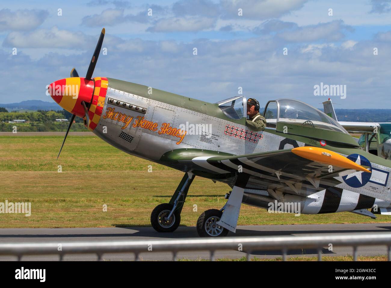 Un avion de chasse P-51D Mustang de l'aviation nord-américaine, un avion de chasse de la Seconde Guerre mondiale, lors d'un spectacle aérien à Mount Maunganui, en Nouvelle-Zélande Banque D'Images