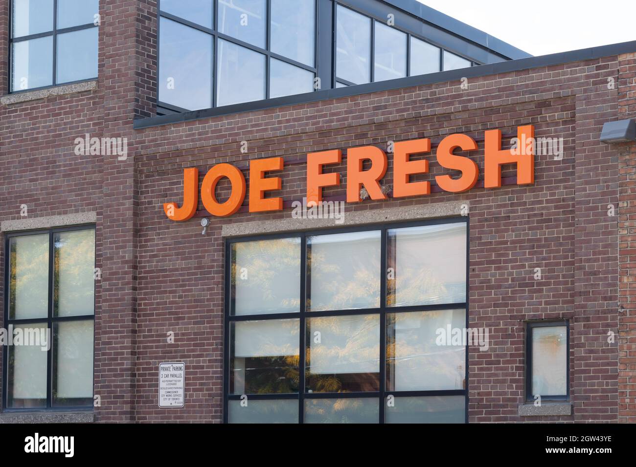 Toronto, Canada - le 2 octobre 2021 : enseigne de Joe Fresh à leur siège social à Toronto, Canada. Banque D'Images