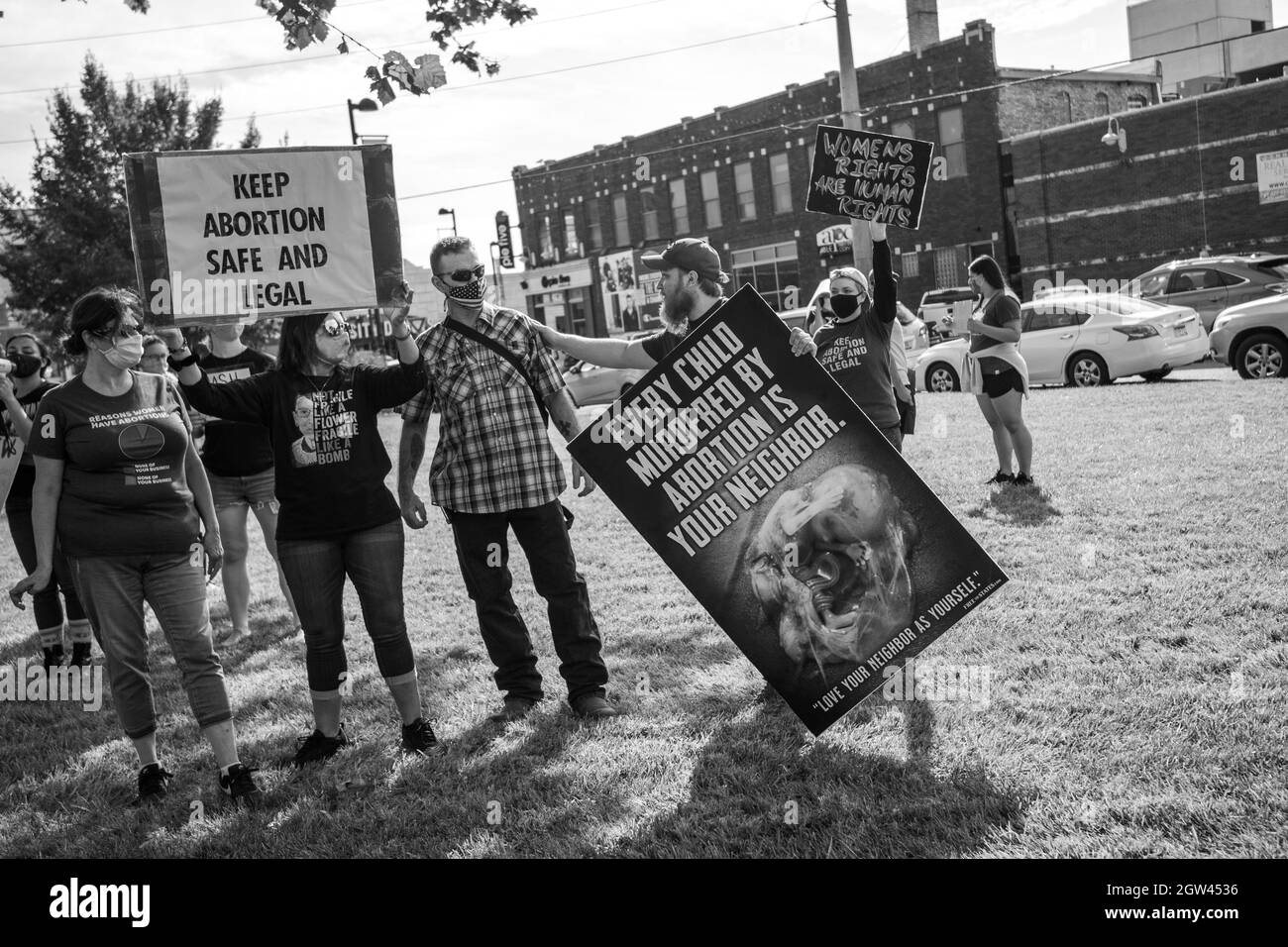 Manhattan, Kansas, États-Unis. 2 octobre 2021. Des manifestants défilant sur Aggieville à Manhattan, Kansas, lors de la Marche nationale des femmes de samedi, ont rencontré deux personnes de l'opposition. Conjointement avec la National Women's March, les dirigeants de Manhattan, KS ont organisé un rassemblement pour défendre les droits en matière de reproduction en réponse à la nouvelle loi texane sur l'avortement. (Credit image: © Luke Townsend/ZUMA Press Wire) Banque D'Images