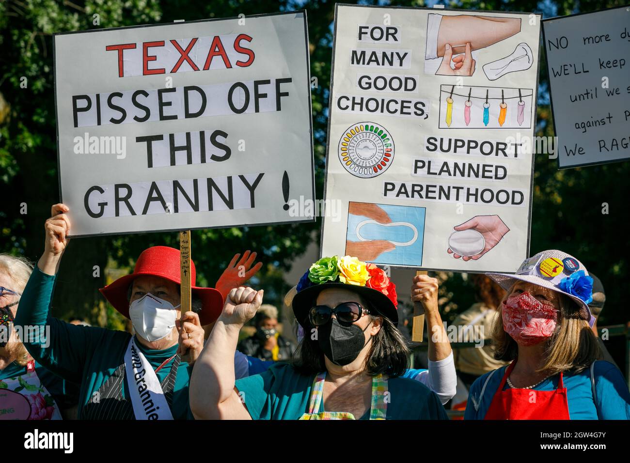 Les Raging Grannies, une association internationale de femmes âgées militantes de 35 ans, chantent à des ralliles de protestation sociale. Des milliers de personnes se sont ralliées, ont parlé et ont défilé pour les droits des femmes en matière de reproduction à Portland, Oregon, le 2 octobre 2021, dans le cadre d’un événement coordonné avec les rassemblements nationaux sur les droits des femmes. (Photo de John Rudoff/Sipa USA) Banque D'Images