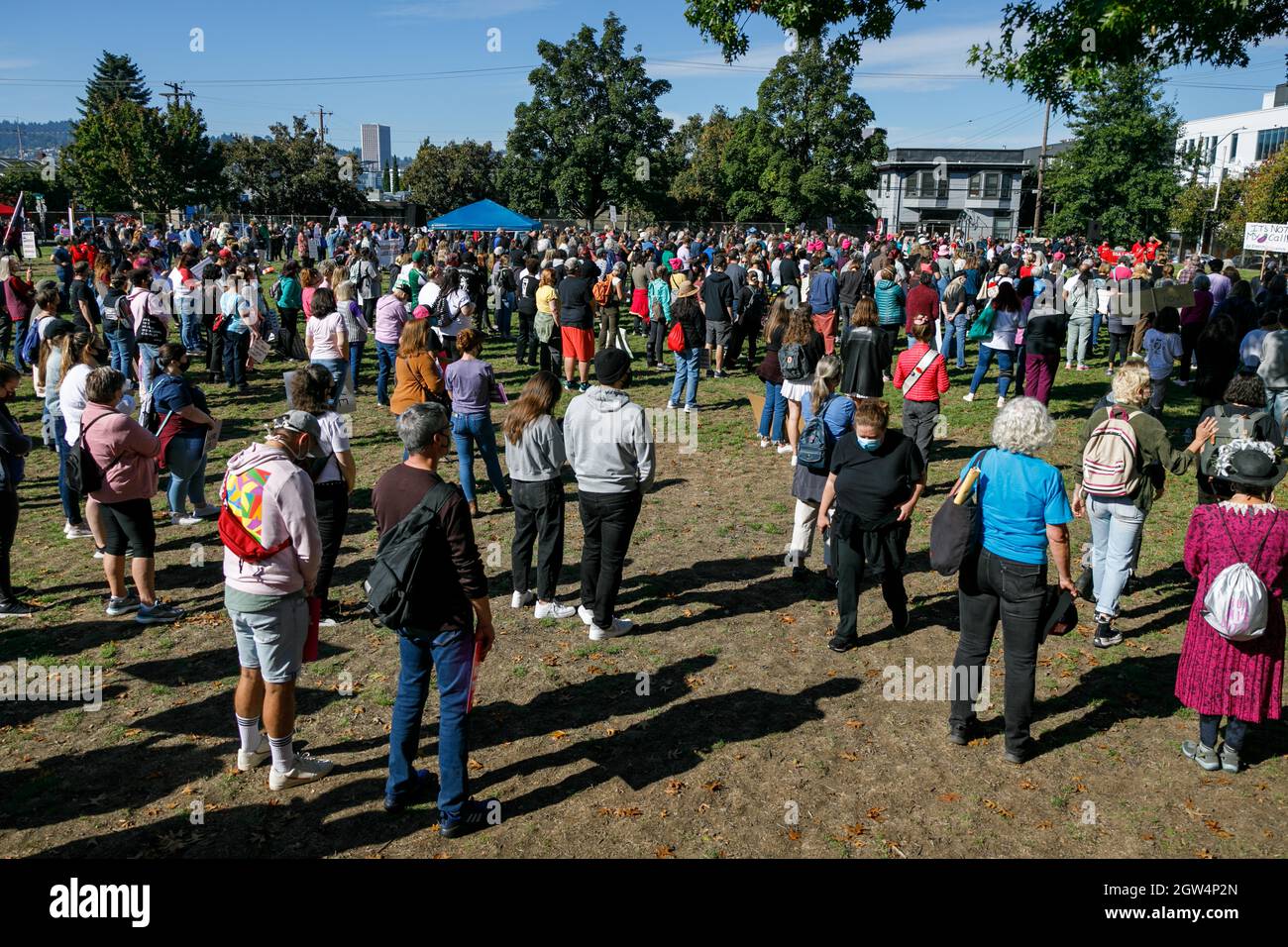 Portland, États-Unis. 02 octobre 2021. Des milliers de personnes se sont ralliées, ont parlé et ont défilé pour les droits des femmes en matière de reproduction à Portland, Oregon, le 2 octobre 2021, dans le cadre d'un événement coordonné avec les rassemblements nationaux sur les droits des femmes. (Photo de John Rudoff/Sipa USA) crédit: SIPA USA/Alay Live News Banque D'Images