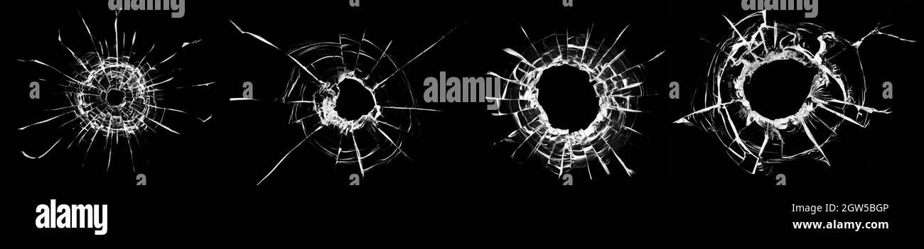 Collage de fissures dans le verre, un trou de balles dans le verre sur un fond noir. Texture de verre de fenêtre. Banque D'Images