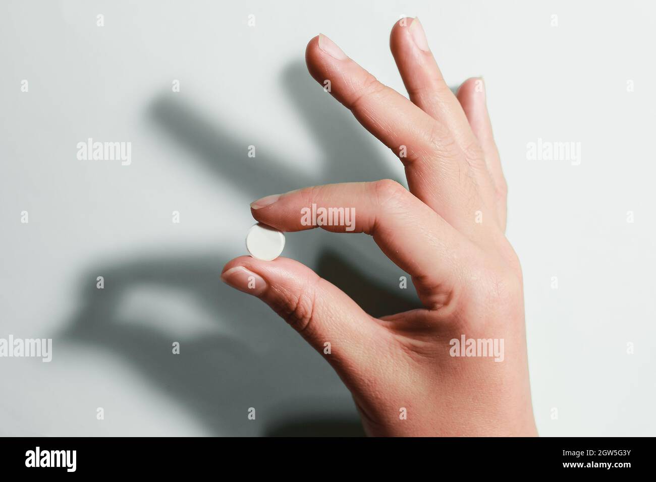 Médicament en main, White Seed Medicine sur les doigts, sur Un fond bleu  Photo Stock - Alamy