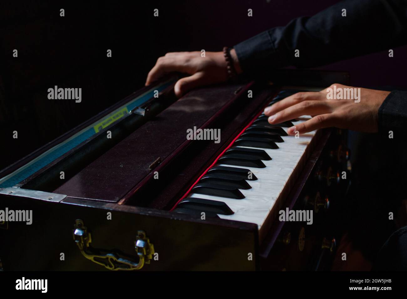 Un musicien indien jouant harmonium Banque de photographies et d’images
