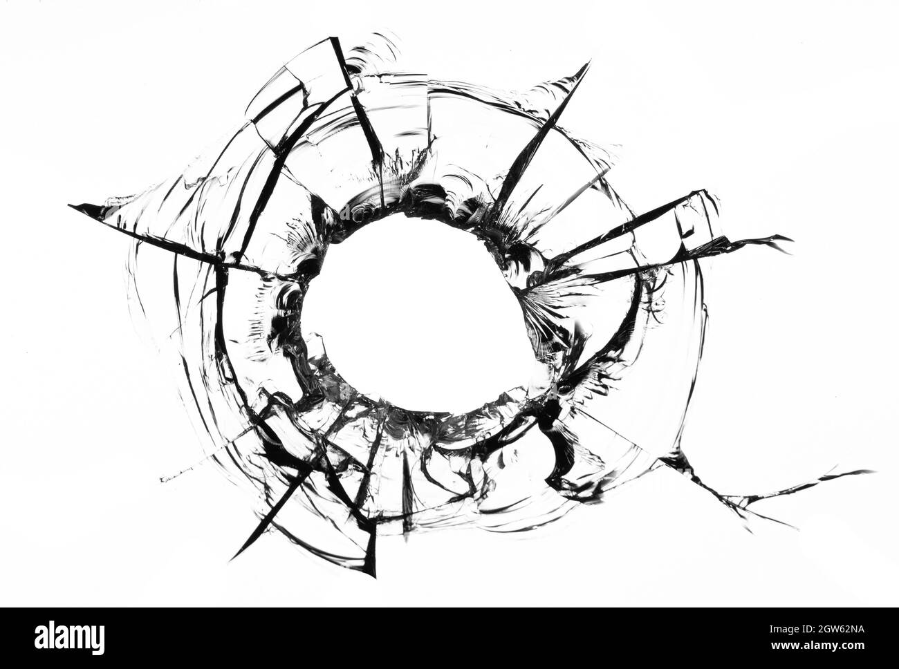 Collage de fissures dans le verre, un trou de balles dans le verre sur un fond blanc. Texture de verre de fenêtre. Banque D'Images