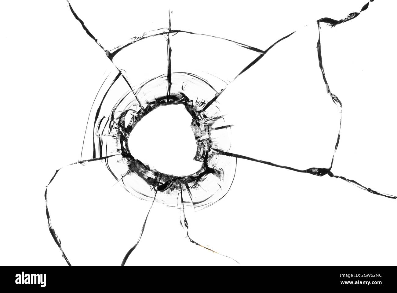 Collage de fissures dans le verre, un trou de balles dans le verre sur un fond blanc. Texture de verre de fenêtre. Banque D'Images