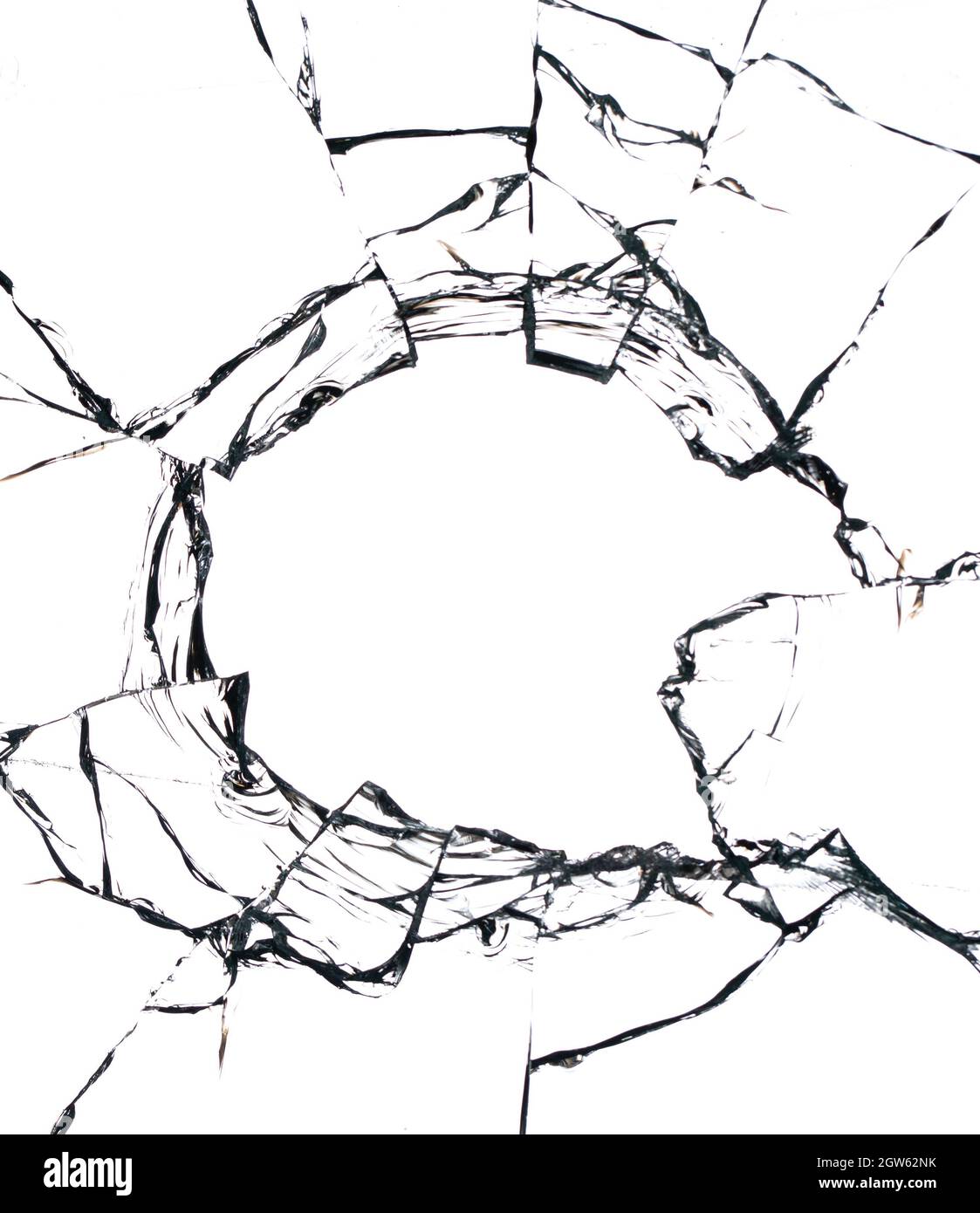 Collage de fissures dans le verre, un trou de balles dans le verre sur un fond blanc. Texture de verre de fenêtre. Banque D'Images