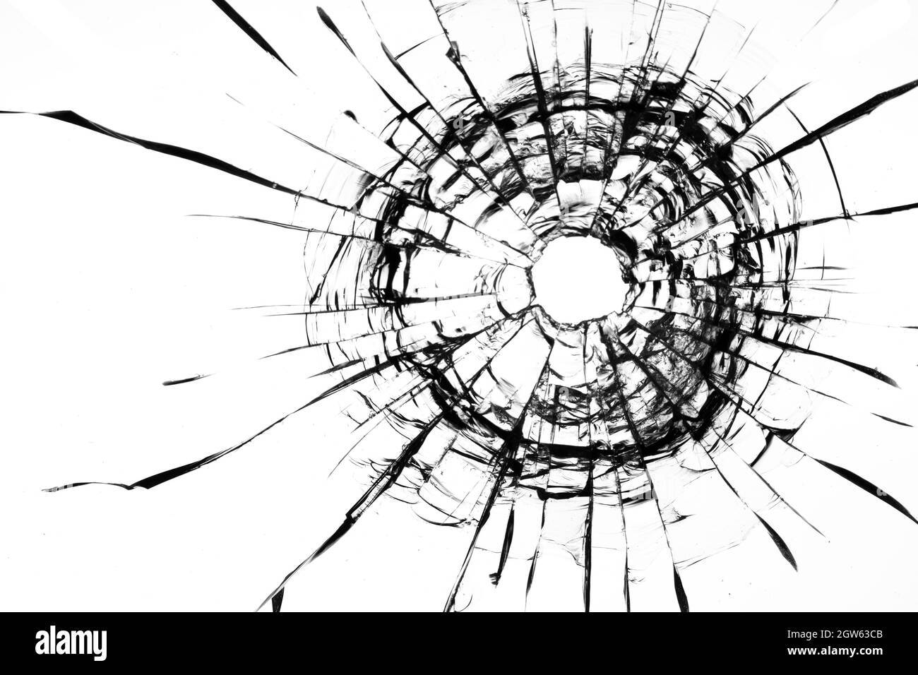 Collage de fissures dans le verre, un trou de balles dans le verre sur un fond blanc. Texture de verre de fenêtre. Banque D'Images