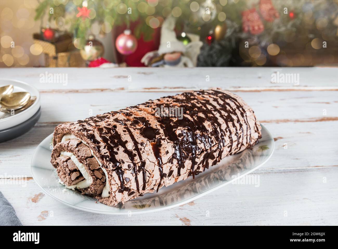 Roulade De Meringue Au Chocolat Belge Garee De Creme Fouettee Et De Sauce Au Chocolat Dessert De Noel Photo Stock Alamy Roulade De Meringue Au Chocolat Belge Garee De Creme Fouettee Et De Sauce Au Chocolat Dessert De Noel Photo Stock Alamy