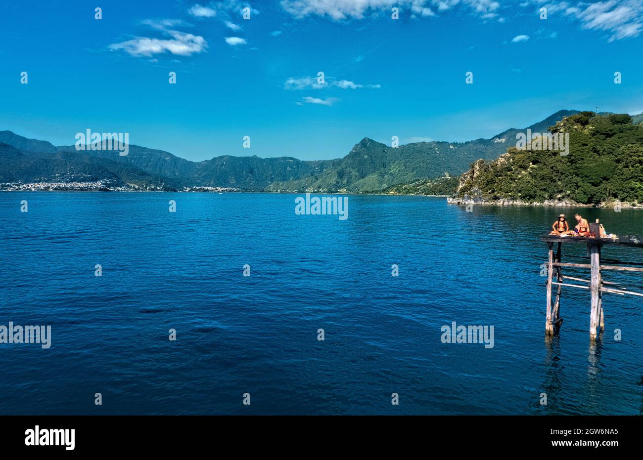 Pique-niquez sur le quai du lac Atitlan, Solola, Guatemala Banque D'Images