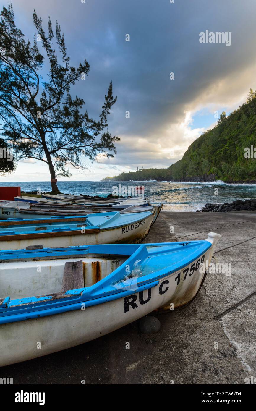 Bateaux côte et vagues à l'Anse des Cascades près de la ville de Sainte Rose, île de la Réunion Banque D'Images