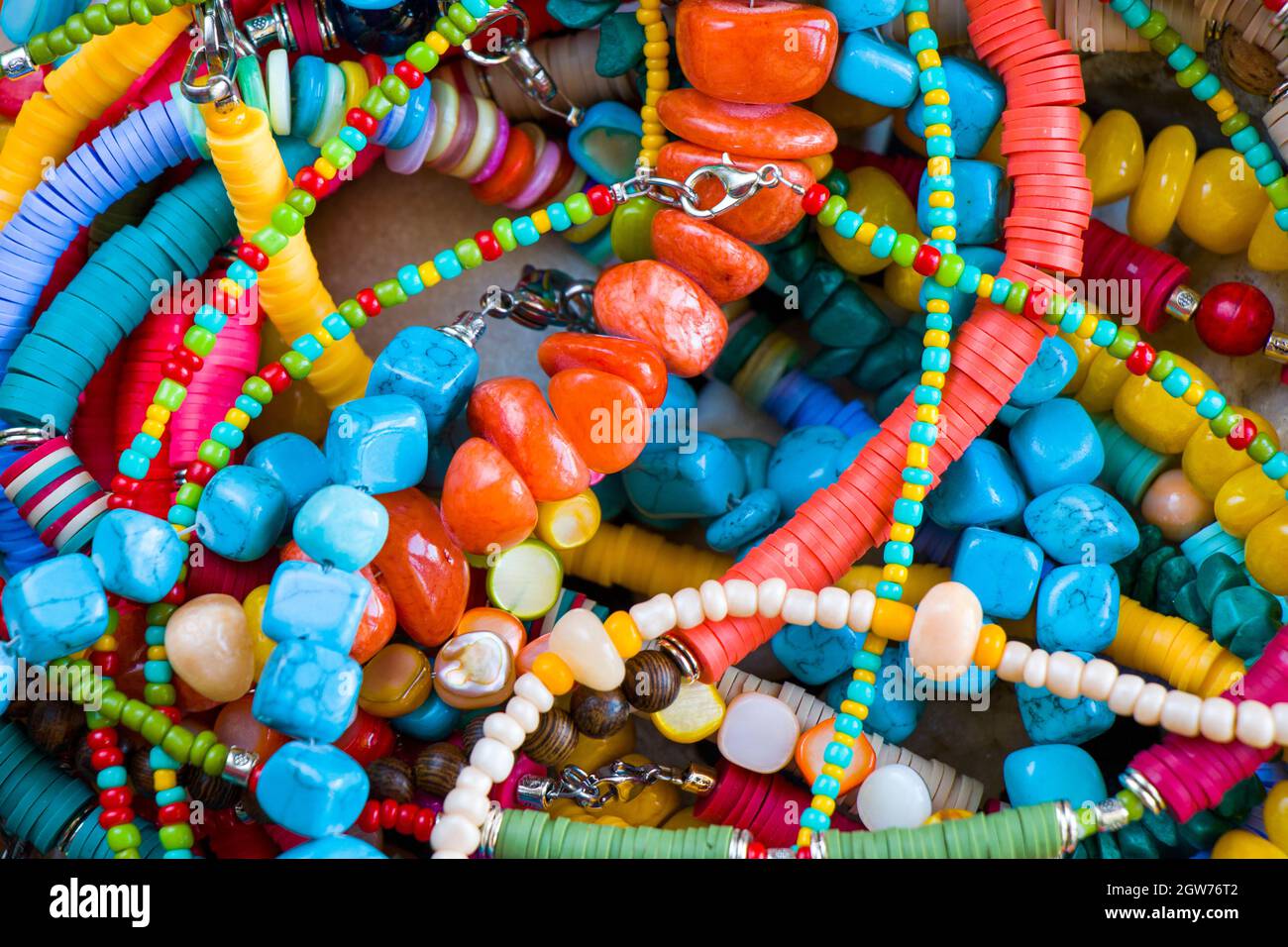 Colliers colorés et mélange de bracelets, grand groupe de perles et collier  en pierre, arrière-plan de bijoux Photo Stock - Alamy