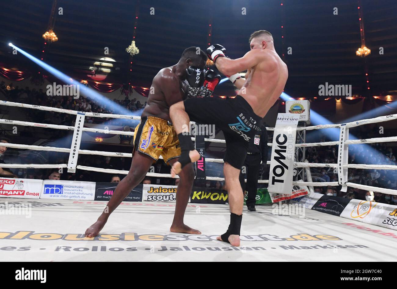 Munich, Allemagne. 02 octobre 2021. Les Kickboxers Danyo Ilunga (l) et Piotr Ramankevich se battent pour le Championnat du monde WKU lors de la nuit de combat de Steko à Circus Krone. Ilunga a gagné le duel. Credit: Felix Hörhager/dpa/Alay Live News Banque D'Images