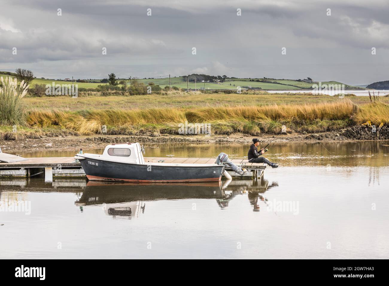 Timoleague, Cork, Irlande. Le 02 octobre 2021.Fisherman Qiang Wu se trouve sur le bord de la détente d'un ponton tout en pêchant dans la baie de Courtmacsherry à Timoleague, Co. Cork, Irlande. - photo; David Creedon / Alamy Live News Banque D'Images