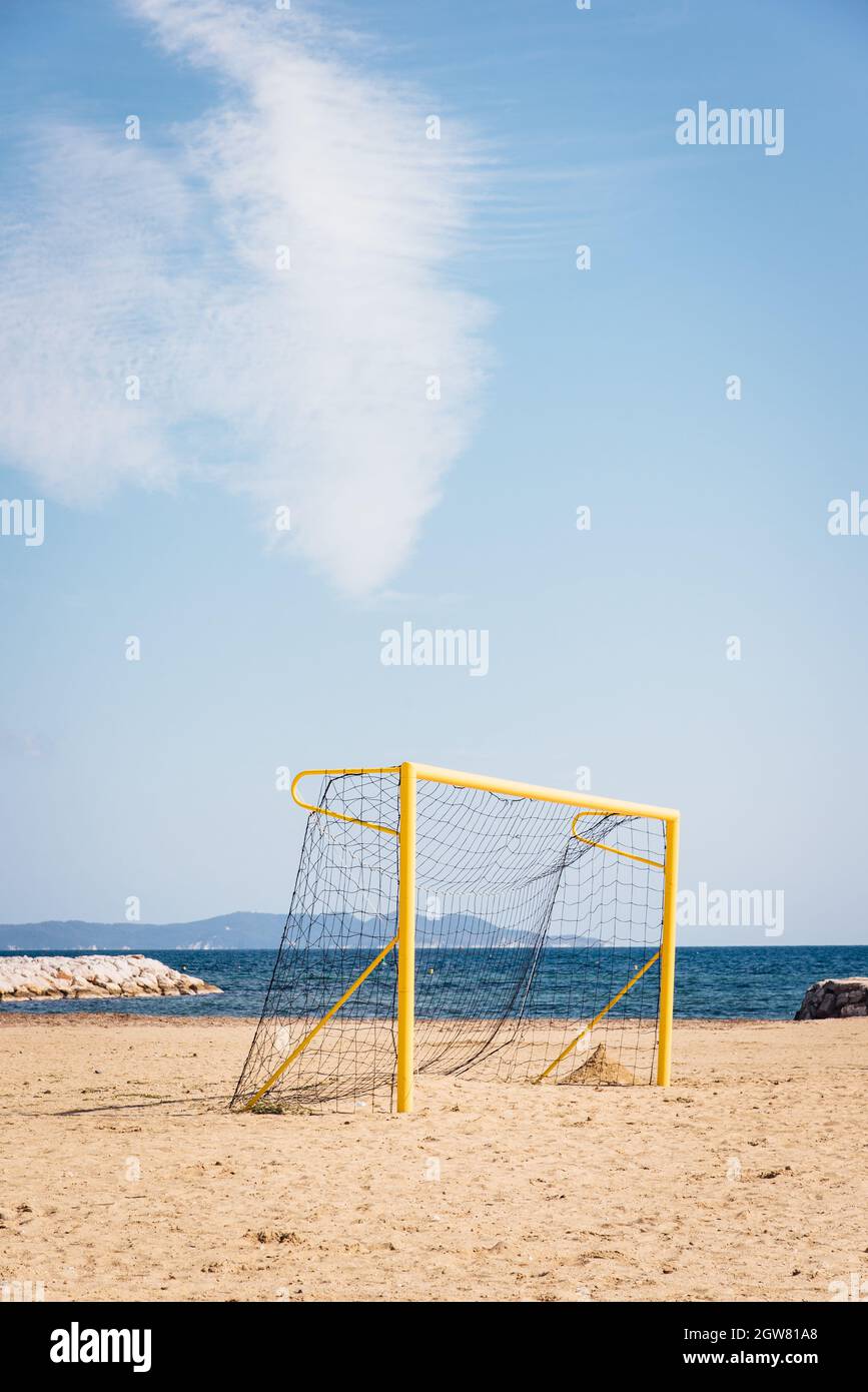 Une cage de football sur la plage contre le ciel.Un objectif de football  sur la plage.Football sur plage Photo Stock - Alamy