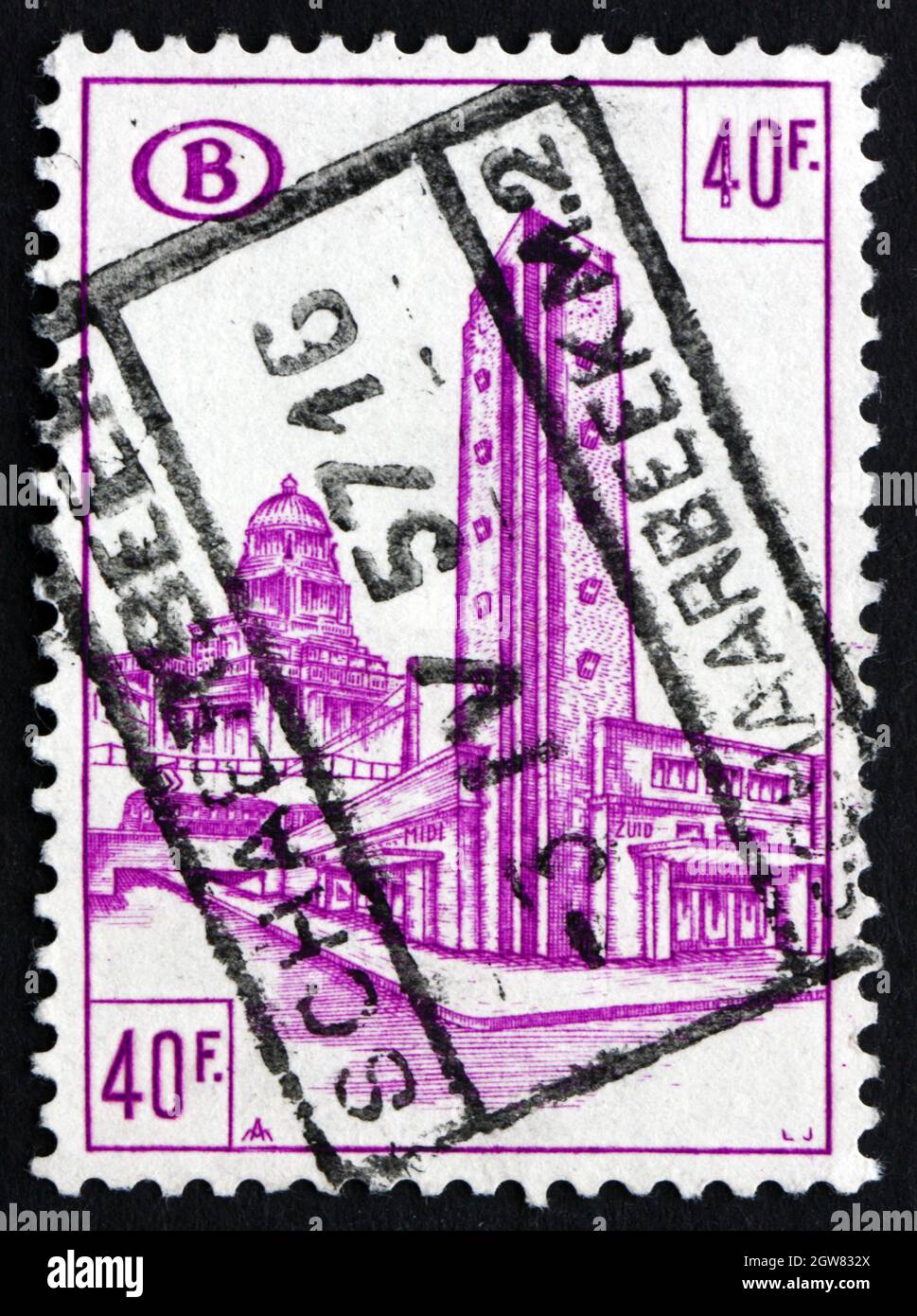 BELGIQUE - VERS 1954: Un timbre imprimé en Belgique montre South Station, Bruxelles, vers 1954 Banque D'Images