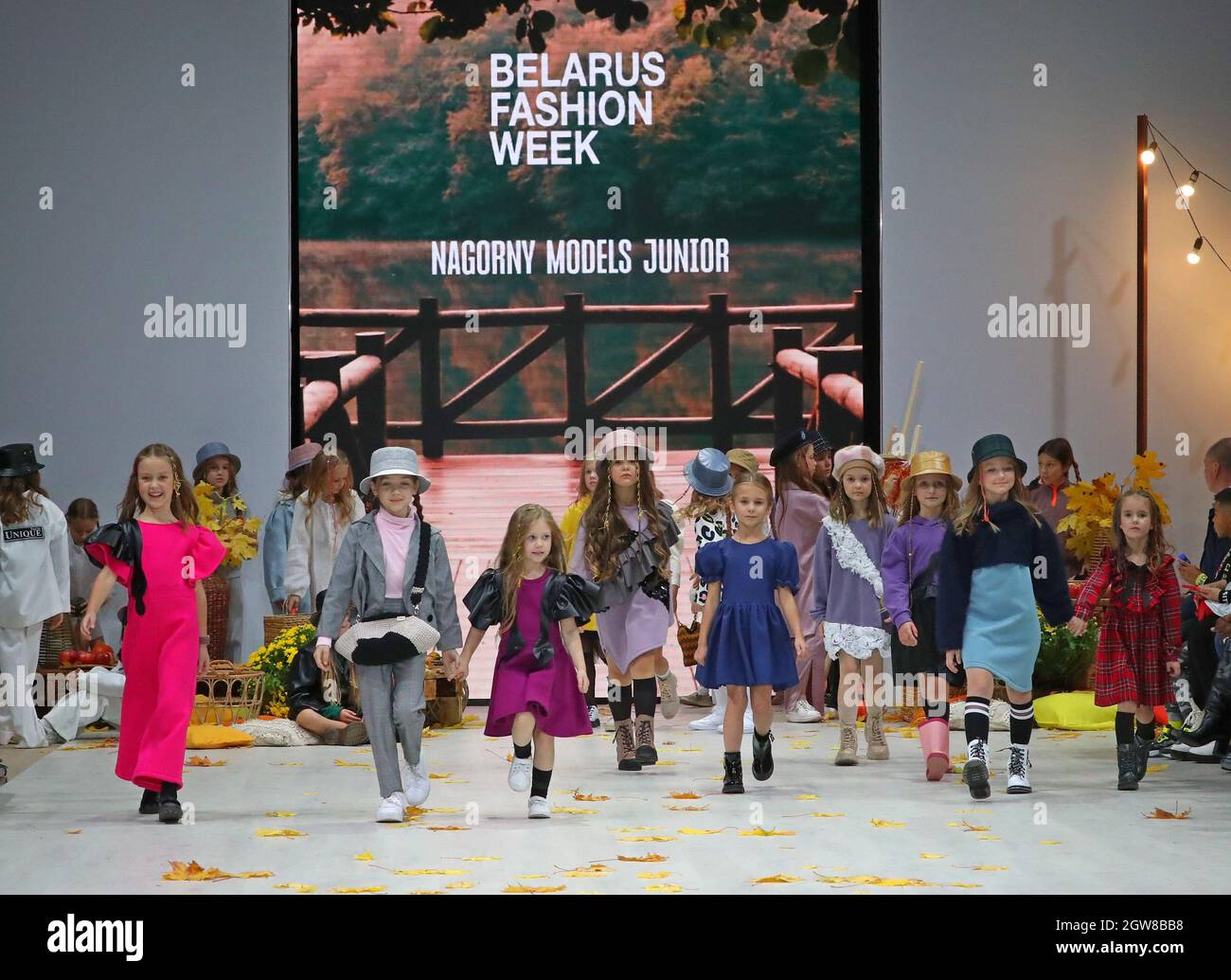 Minsk, Bélarus. 2 octobre 2021. Les jeunes modèles présentent des créations lors de la Journée de la mode pour les enfants de la semaine de la mode en Biélorussie, à Minsk, en Biélorussie, le 2 octobre 2021. Credit: Zhinkov Henadz/Xinhua/Alamy Live News Banque D'Images