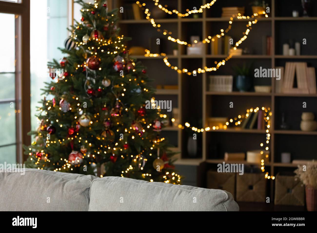 Décoration festive vide élégant salon avec arbre de Noël. Banque D'Images